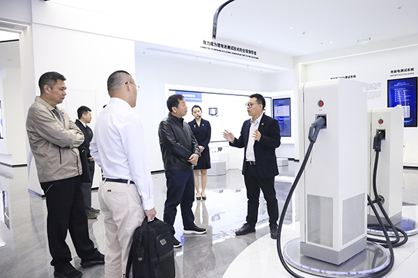 xk平台_XK体育（中国）股份副董事长、总裁刘作斌向福船集团副总经理李振均一行介绍公司充电产品.jpg